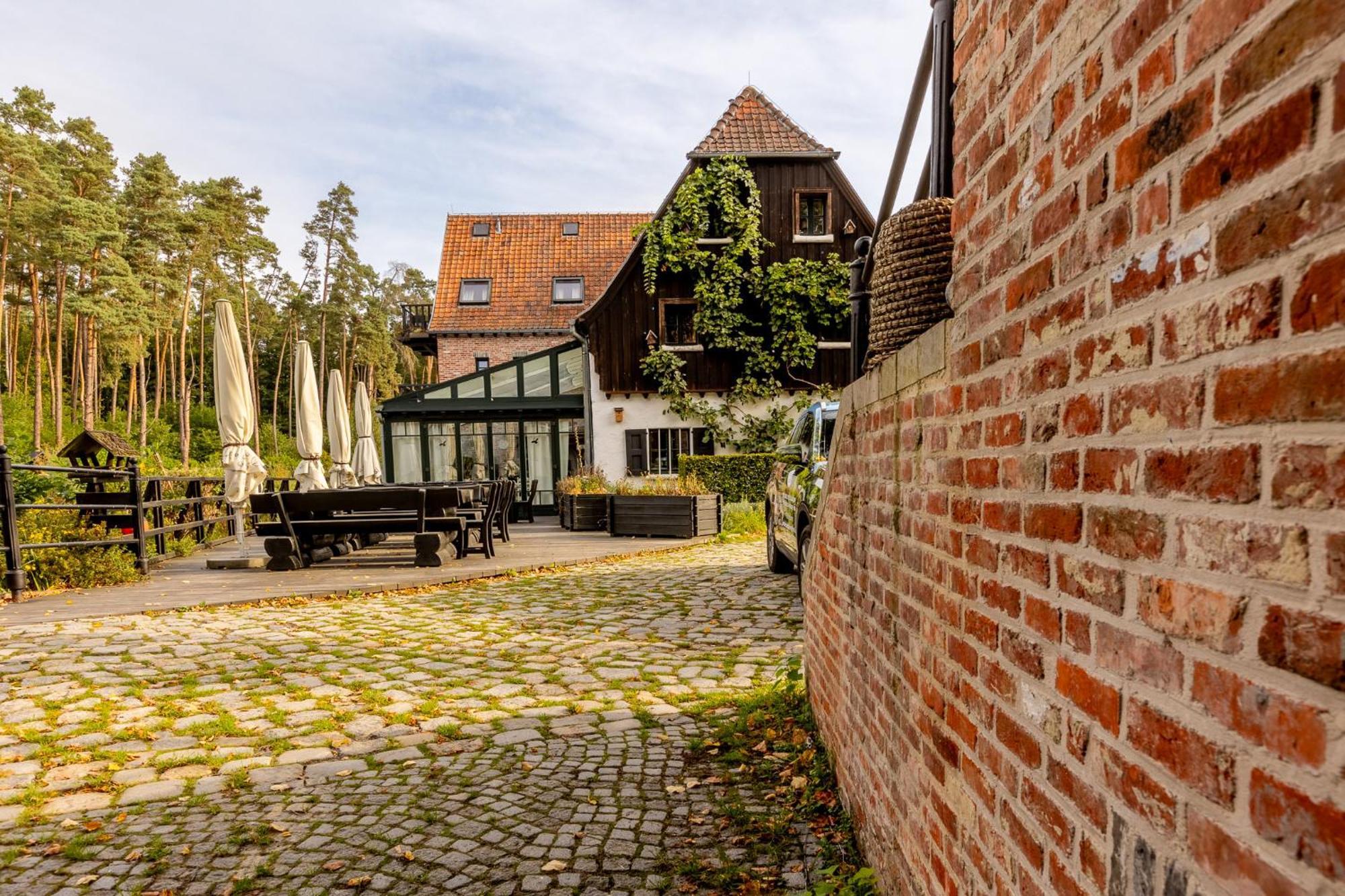 Gosciniec Pod Zajacem Bed & Breakfast Oleśnica Exterior foto