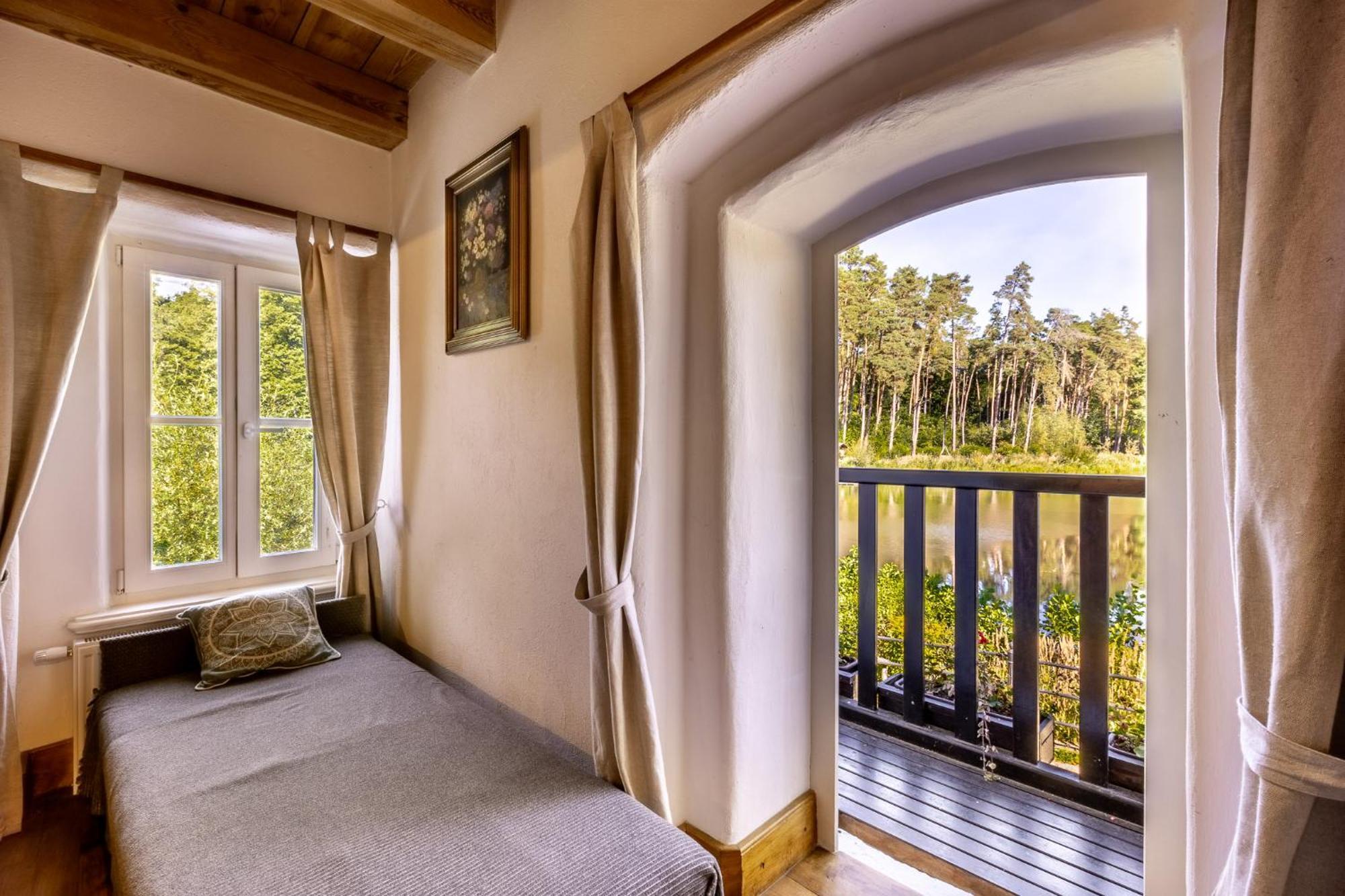 Gosciniec Pod Zajacem Bed & Breakfast Oleśnica Exterior foto