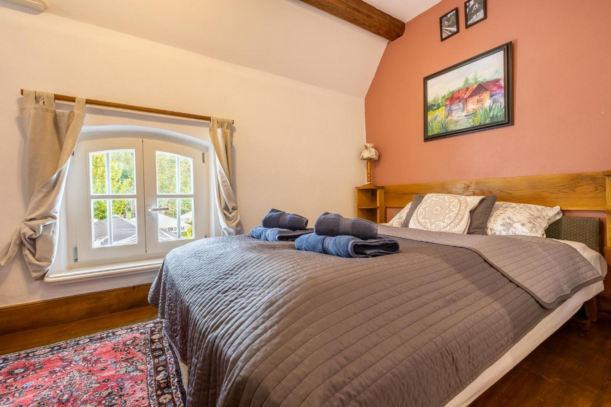 Gosciniec Pod Zajacem Bed & Breakfast Oleśnica Exterior foto